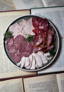 Тарелка мясных деликатесов